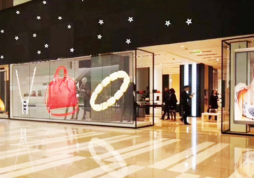 LED透明屏廣告機(jī)的亮度應(yīng)該如何選擇?